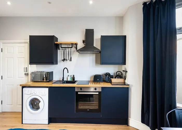 Stylish Modern Apartment Near The City Centre With Nearby Off-Road Parking