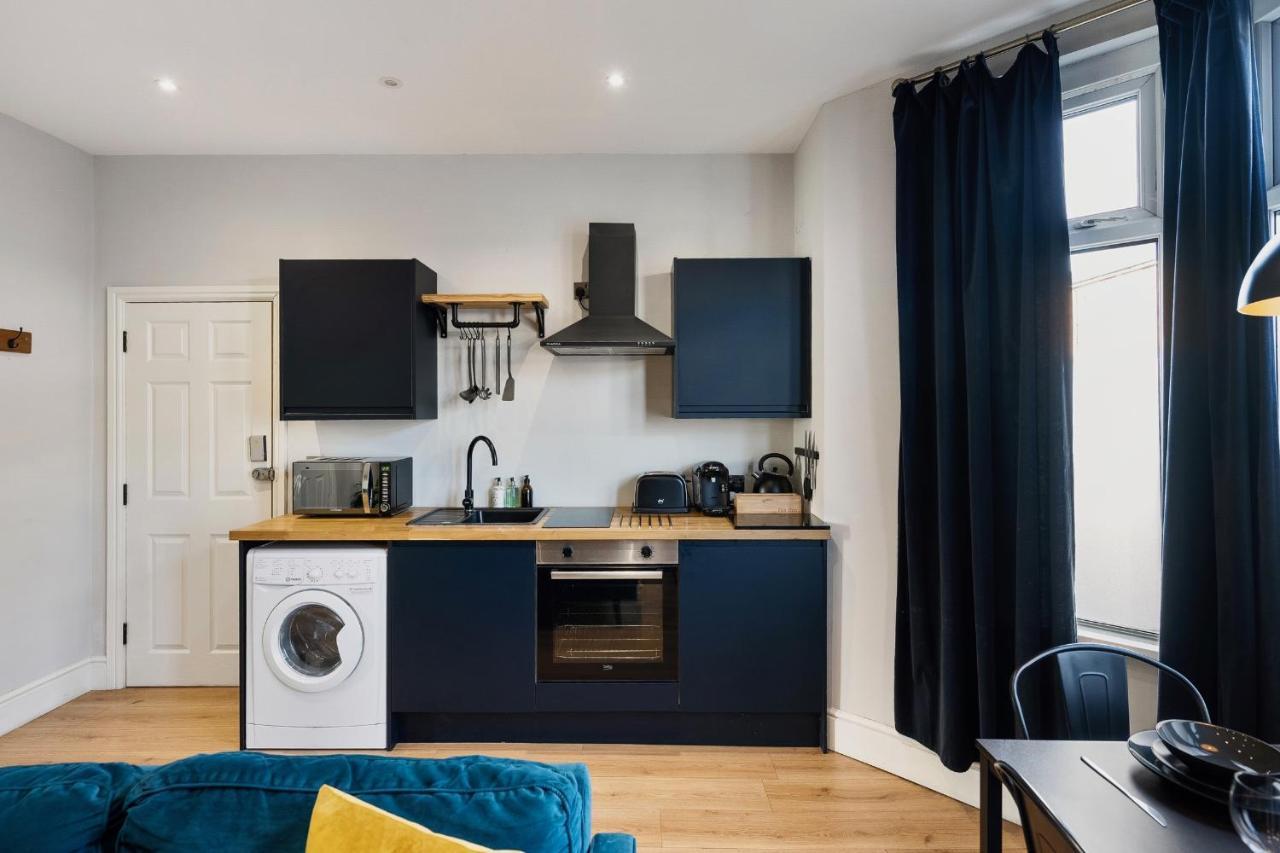 Stylish Modern Near The Centre With Nearby Off-road Parking Apartment Cardiff